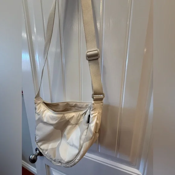 Marimekko x Uniqlo Kivet (stones) Half-moon Crossbody Bag - Picture 3 of 9